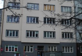 Praha 5, Sanace vlhkého zdiva bytového domu chemickou injektáží křemičitanovým roztokem.