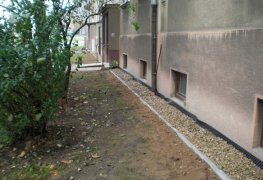 Hradec Králové, provedení nové svislé hydroizolace bytového domu a drenážního systému.