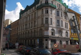 Praha, sanace vlhkého zdiva spodní stavby historického hotelu aktivní drátovou elektroosmózou, následná povrchová úprava sanačními omítkami.