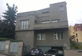Praha, Smíchov, Sanace vlhkého zdiva rodinné vily aktivní drátovou elektroosmózou, následně aplikovány nové sanační omítky.