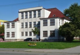 Žamberk, sanace vlhkého zdiva městské knihovny technologií aktivní drátové elektroosmózy, lokálně provedeny sanační omítky.
