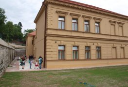 Praha 4, sanace vlhkého zdiva budovy základní školy  - technologie aktivní drátové elektroosmózy.