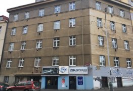 Praha 4, odvlhčení sklepů bytového domu kombinací sanačních metod aktivní drátové elektroosmózy a odkopu, nové svislé hydroizolace a drenáže.