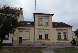 Hradec Králové, dodatečná izolace vlhkého zdiva řadového rodinného domu chemickou injektáží.