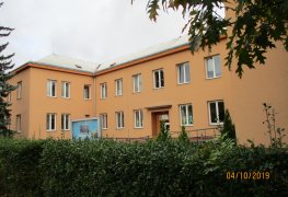 Sanace vlhkého zdiva základní školy v Moravské Třebové s využitím technologie aktivní drátové elektroosmózy.