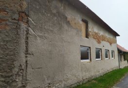 Odstranění vlhkosti obvodového zdiva rodinného domu v Ořechově mírnou drátovou elektroosmózou.