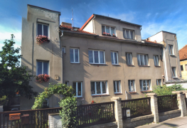 Sanace vlhkosti bytového domu v Praze kombinací drátové pulsní elektroosmózy a injektáže.