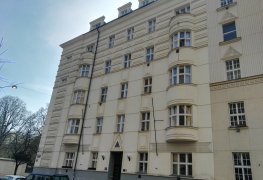 Vysoušení zdiva bytového domu na Praze 6 technologií aktivní drátové elektroosmózy.