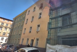 Využití technologie pulsní drátové elektroosmózy pro sanaci vlhkosti ve sklepech bytového domu v Praze.